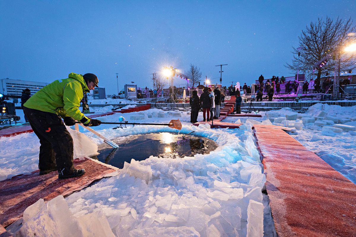 Between semi-finals and finals, accumulated ice had to be removed from the hole, as it had frozen over again.